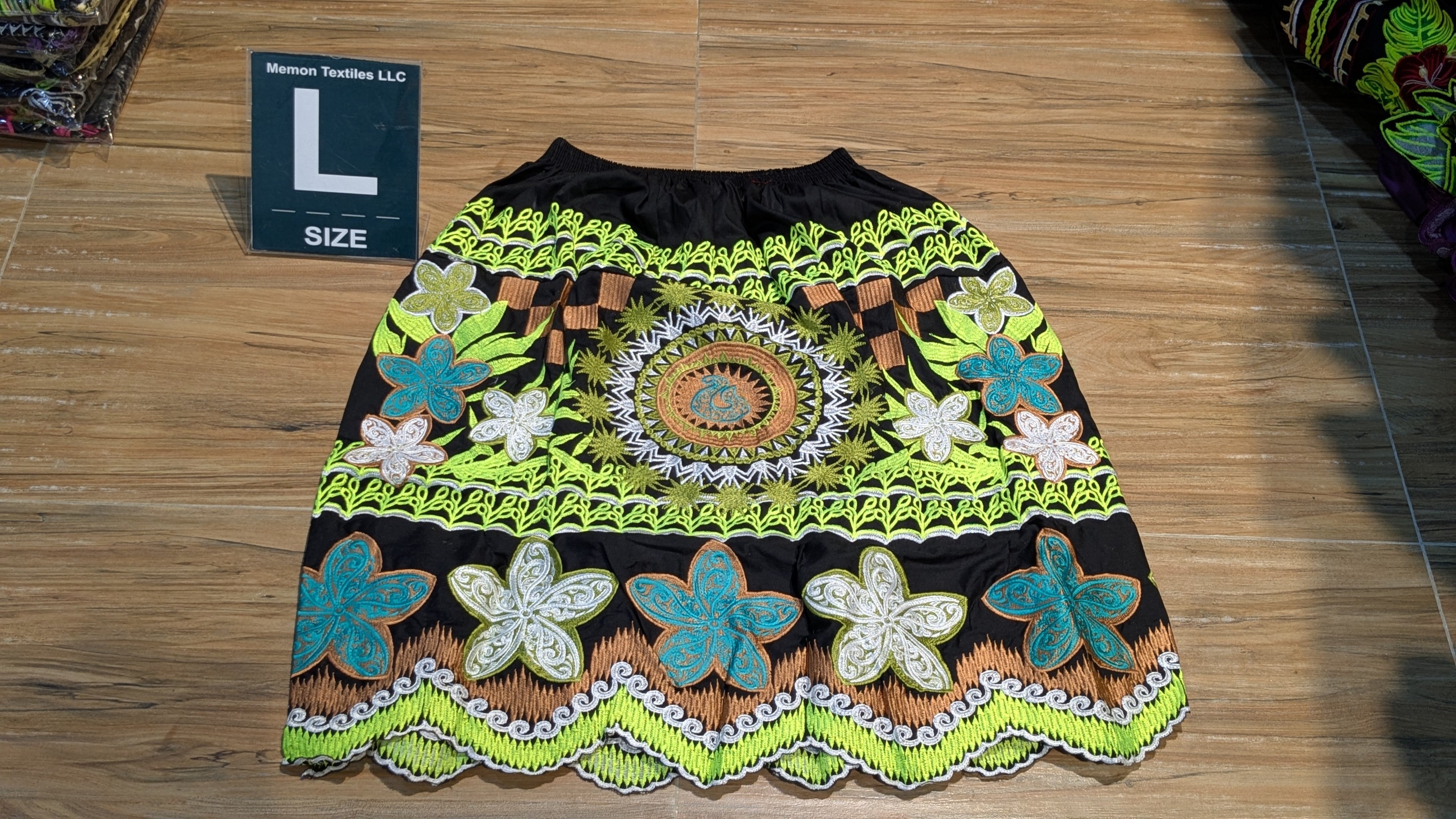 Floral Embroidered Island Skirts (Urohs) - L