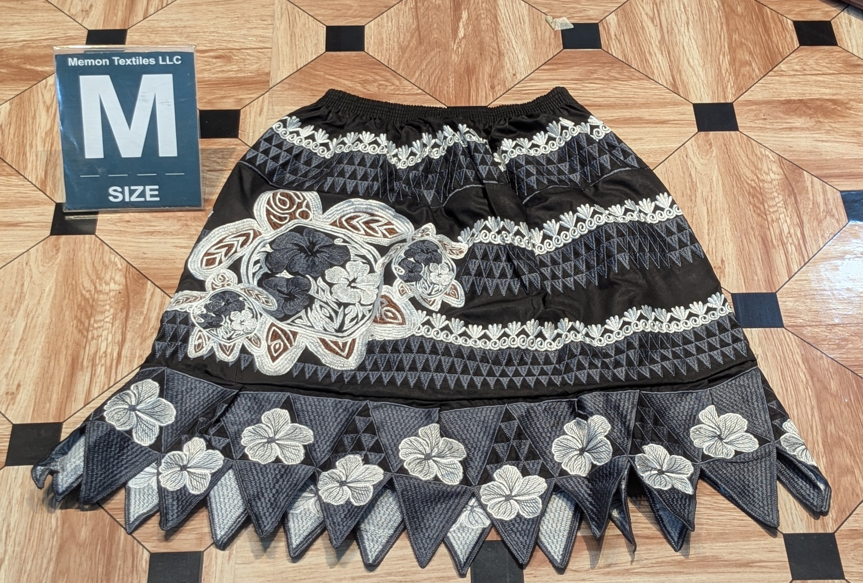 Floral Embroidered Island Skirts (Urohs) - M